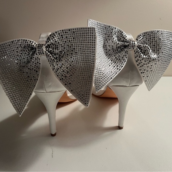 NIB NEWBELLA White Satin Pointed Toe Stiletto Heels w/ Bow Size 9 - Picture 4 of 9